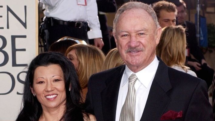 El actor Gene Hackman llega con su esposa Betsy Arakawa a la 60.ª edición de los Globos de Oro en Beverly Hills, California, el 19 de enero de 2003. (Mark J. Terrill/AP Photo)