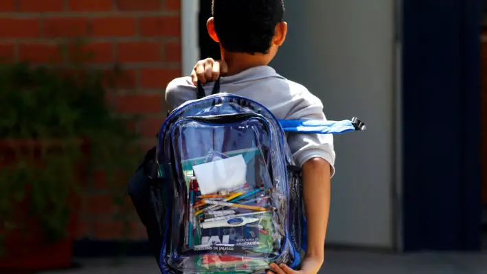 Un estudiante de secundaria camina portando una nueva mochila transparente en Guadalajara, México, el 25 de octubre de 2012. (Hector Guerrero/AFP vía Getty Images)