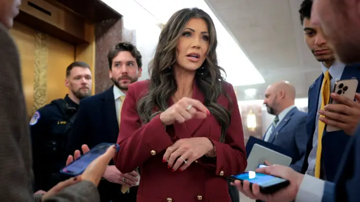 La secretaria del Departamento de Seguridad Nacional, Kristi Noem, habla brevemente con los periodistas tras asistir a una audiencia del Comité de Seguridad Nacional y Asuntos Gubernamentales del Senado en el edificio de oficinas del Senado Dirksen en Capitol Hill, Washington, el 25 de febrero de 2025. (Chip Somodevilla/Getty Images)