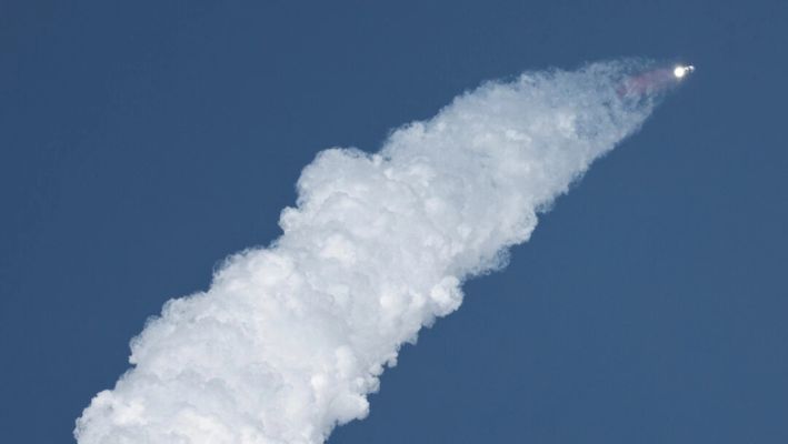 La nave espacial Starship de próxima generación de SpaceX a bordo de su cohete Super Heavy se lanza en su octava prueba en la plataforma de lanzamiento de Boca Chica de la compañía en Brownsville, Texas, el 6 de marzo de 2025. (Joe Skipper/Reuters)
