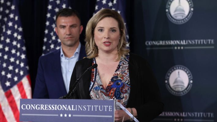 La representante estadounidense Ashley Hinson (R-Iowa) (derecha) habla con miembros de la prensa mientras el representante Rudy Yakym (R-Ind.) escucha, en el Hotel Greenbrier en White Sulphur Springs, Virginia Occidental, el 14 de marzo de 2024. (Alex Wong/Getty Images)