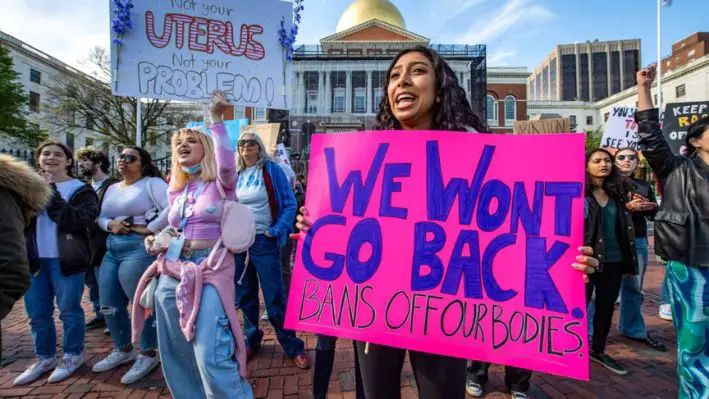 Activistas a favor del aborto protestan frente a la Casa del Estado durante una manifestación en Boston el 8 de mayo de 2022. (Joseph Prezioso/AFP vía Getty Images)