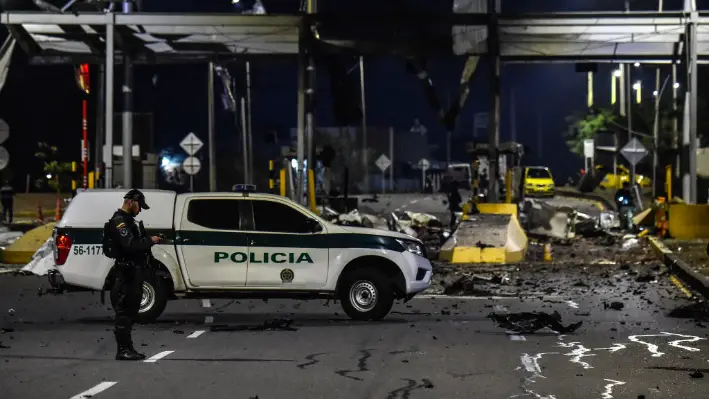 Un oficial de policía hace guardia junto a los escombros de un peaje atacado con explosivos en Villa del Rosario, provincia de Norte de Santander, Colombia, el 20 de febrero de 2025. (Schneyder Mendoza/AFP vía Getty Images)