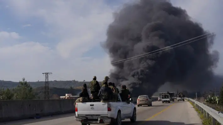 Fuerzas sirias en un vehículo mientras luchan contra una insurgencia naciente de combatientes de la secta alauita del líder derrocado Bashar al-Assad, en Latakia, Siria, el 7 de marzo de 2025. (Karam al-Masri/Reuters)