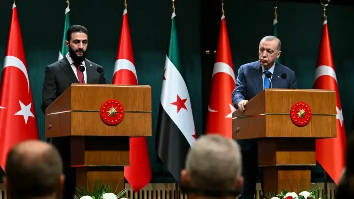 El presidente turco, Recep Tayyip Erdogan (der.), y el presidente interino de Siria, Ahmed al-Sharaa, celebran una conferencia de prensa conjunta en Ankara, el 4 de febrero de 2025. (Ozan Kose/AFP a través de Getty Images)