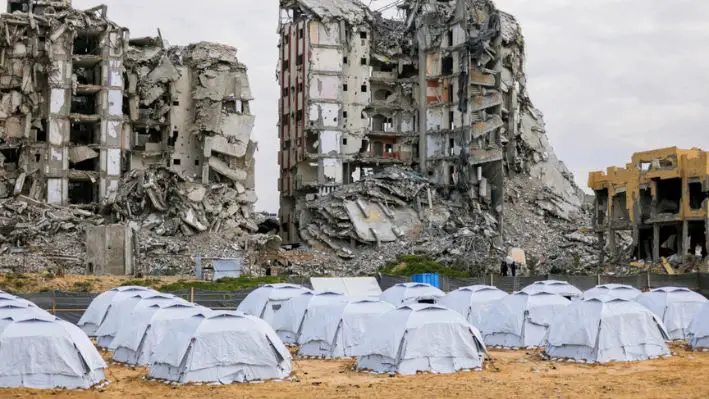 Una vista de tiendas de campaña frente a un edificio en ruinas en la ciudad de Gaza, campo de refugiados de Jabalia, en el norte de la Franja de Gaza, el 24 de febrero de 2025. En invierno y con frío, los ciudadanos palestinos continúan con su vida cotidiana en las ruinas de sus hogares. (YOUSSEF ALZANOUN/Middle East Images/AFP vía Getty Images)