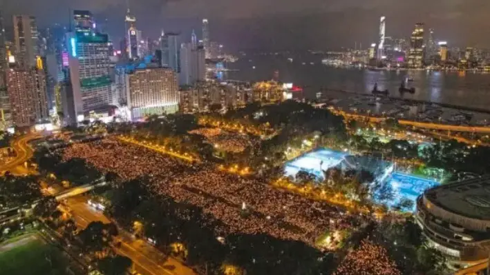 Más de 180,000 personas asistieron a la vigilia con velas del 4 de junio organizada por la Alianza en el Parque Victoria, el 4 de junio de 2019. (Cai Wenwen/The Epoch Times)