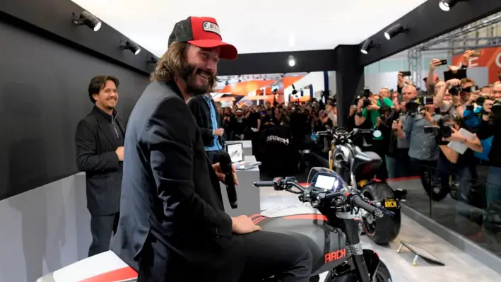 Keanu Reeves habla durante la presentación de la nueva motocicleta Arch 1s durante el Salón de la Moto de Milán, en Milán, Italia, el 8 de noviembre de 2017. (Miguel Medina/AFP vía Getty Images)