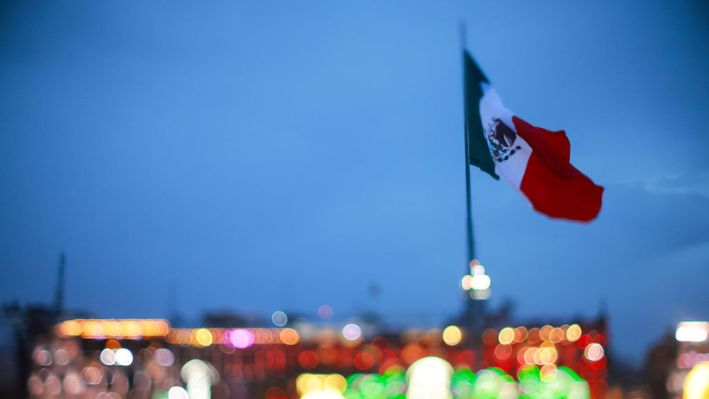 Imagen de archivo de una bandera de México en la plaza del Zócalo antes del Grito de Independencia anual como parte de la celebración del Día de la Independencia de México en el Zócalo el 15 de septiembre de 2023 en la Ciudad de México, México. (Hector Vivas/Getty Images)