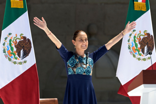 La presidenta de México, Claudia Sheinbaum, hace un gesto durante un mitin en la plaza del Zócalo en la Ciudad de México el 9 de marzo de 2025. Sheinbaum atribuyó el "diálogo" a la decisión de su homólogo estadounidense, Donald Trump, de ofrecer un alivio temporal a los aranceles impuestos a los productos de su país, y se declaró "optimista" sobre el futuro de la relación comercial, pero también advirtió: "No podemos renunciar a nuestra soberanía". (ALFREDO ESTRELLA/AFP vía Getty Images)