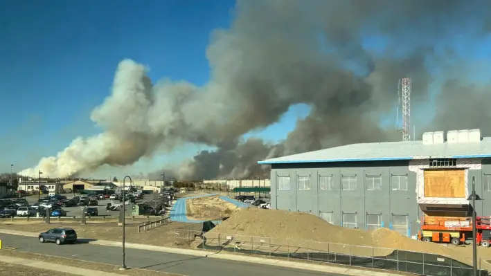 Humo de los incendios en Pine Barrens, cerca de Sunrise Highway, en Long Island, Nueva York, el 8 de marzo de 2025. (Cheran Campbell/Guardia Nacional Aérea de Nueva York vía AP)