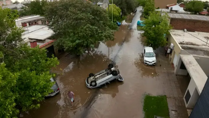 Un vehículo volcado en aguas de crecida tras una tormenta en Bahía Blanca, Argentina, el 7 de marzo de 2025. (Juan Sebastián Lobos/AP Photo).