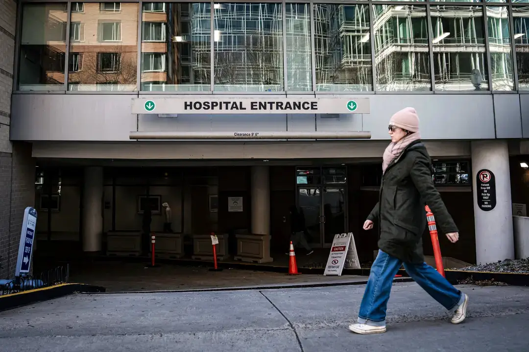 Gente caminando por un hospital en Washington el 2 de enero de 2025. (Madalina Vasiliu/The Epoch Times)