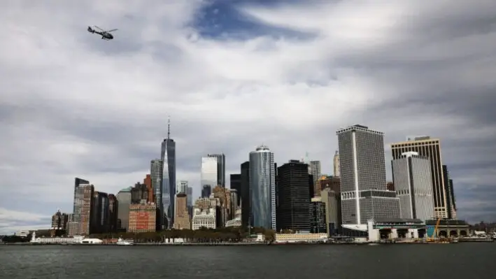 El perfil urbano de Manhattan se eleva sobre el puerto de Nueva York el 16 de octubre de 2017. (Spencer Platt/Getty Images).