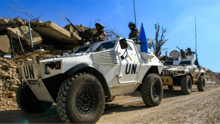 Tropas de mantenimiento de la paz de la FPNUL patrullan la aldea de Ramia, en el sur del Líbano, cerca de la frontera del país, el 5 de marzo de 2025. (Mahmoud Zayyat/AFP a través de Getty Images).