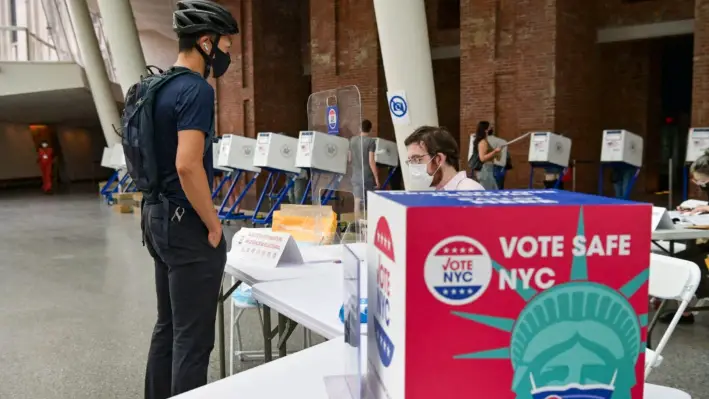 Residentes votan durante las elecciones primarias para alcalde en el centro de votación del Museo de Brooklyn, en la ciudad de Nueva York, el 22 de junio de 2021. (Angela Weiss/AFP vía Getty Images)