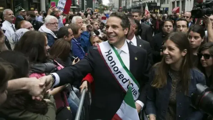 El gobernador Andrew Cuomo y su hija Michaela Cuomo saludan al público en el desfile del Día de la Raza de la ciudad de Nueva York, en Manhattan, Nueva York, el 13 de octubre de 2014. (Samira Bouaou/Epoch Times)