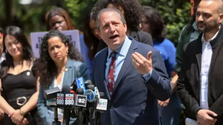 El contralor Brad Lander habla durante una manifestación por los derechos de los inmigrantes en el Ayuntamiento de la ciudad de Nueva York, el 11 de mayo de 2023. (Michael M. Santiago/Getty Images)