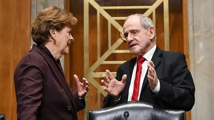 (De izquierda a derecha) La senadora Jeanne Shaheen (D-N.H.) habla con el senador Jim Risch (R-Idaho) antes del inicio de la audiencia de confirmación del Comité de Relaciones Exteriores del Senado para el entonces senador Marco Rubio como secretario de Estado, en Washington, el 15 de enero de 2025. (Andrew Caballero-Reynolds/AFP a través de Getty Images)
