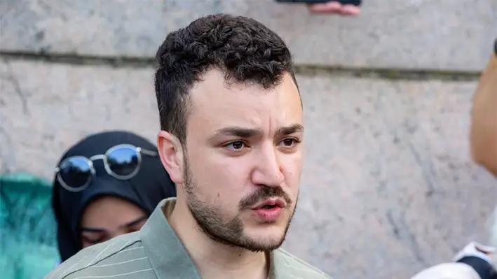 El estudiante negociador Mahmoud Khalil se encuentra en el campus de la Universidad de Columbia en Nueva York en un campamento de protesta pro-Palestina el 29 de abril de 2024. (Ted Shaffrey/AP Photo)
