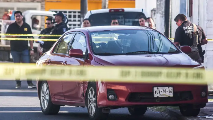 Oficiales de la Policía Ministerial de México inspeccionan la escena del crimen, en una foto de archivo. (Victoria Razo/AFP vía Getty Images)