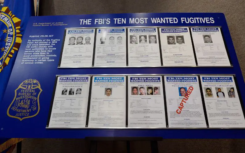 Imagen de carteles de búsqueda del FBI. (Kevork Djansezian/Getty Images)