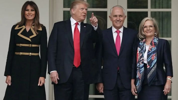 El presidente de Estados Unidos, Donald Trump y la primera dama, Melania Trump, dan la bienvenida al ex primer ministro australiano Malcolm Turnbull y a su esposa Lucy Turnbull a la Casa Blanca, el 23 de febrero de 2018. (Alex Wong/Getty Images)