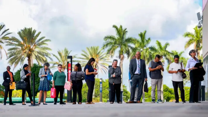 La gente hace fila mientras espera la apertura de la Feria de Empleo del Sur de Florida de JobNewsUSA.com en el Amerant Bank Arena de Sunrise, Florida, el 26 de junio de 2024. (Joe Raedle/Getty Images)