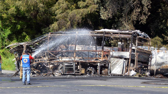 Imagen de archivo de bomberos y rescatistas que trabajan en la zona donde ocurrió un accidente con un autobús de pasajeros. EFE/ José Martínez