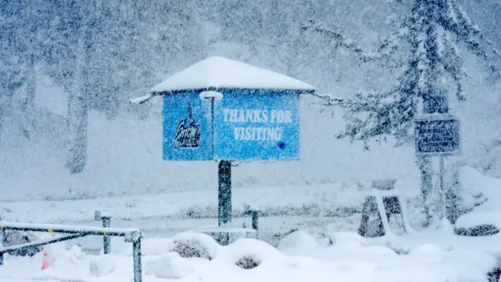 Nieve cae sobre la propiedad de Big Mountain Resort durante una tormenta en Big Bear Lake, California, el 30 de marzo de 2024. (Big Mountain Resort vía AP).