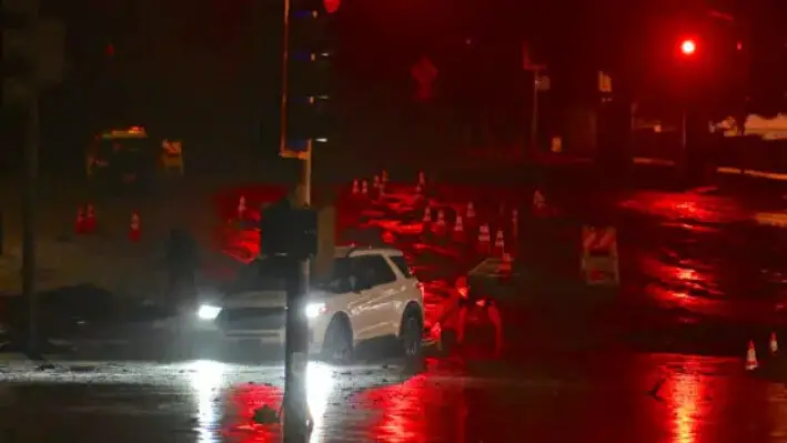 Un automovilista intenta escapar de la intersección cubierta de barro en Sunset Boulevard y Pacific Coast Highway, cerca de la zona de incendios de Palisades, durante una tormenta en Malibú, California, el 13 de febrero de 2025. (Agustin Paullier/AFP a través de Getty Images).