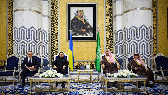 En esta foto proporcionada por la Oficina de Prensa de la Presidencia de Ucrania, el presidente ucraniano Volodímir Zelenski (centro I), se reúne con el príncipe Saud bin Mishaal, vicegobernador de la región de La Meca de Arabia Saudí, (centro D), y el ministro de Comercio saudí Majid bin Abdullah al-Qasabi en Riad, Arabia Saudí, el 10 de marzo de 2025. (Oficina de Prensa de la Presidencia de Ucrania vía AP)