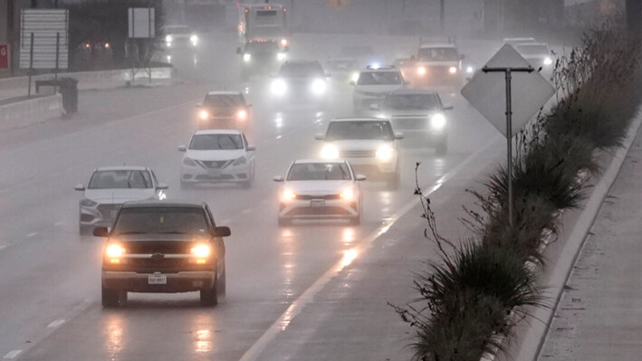 Los vehículos circulan por una autopista empapada por la lluvia en Dallas, Texas, el 26 de diciembre de 2024. (LM Otero/AP Photo).