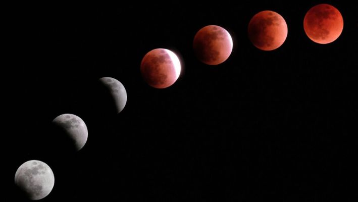 Esta imagen compuesta muestra la luna durante un eclipse lunar en Tokio en 2018. (KAZUHIRO NOGI/AFP vía Getty Images)