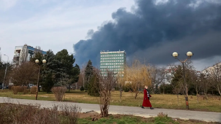 Una residente camina mientras el humo se eleva en el cielo en el lugar de un ataque con drones rusos, en medio del ataque de Rusia a Ucrania, en Odesa, Ucrania, 11 de marzo de 2025. (Nina Liashonok/Reuters)