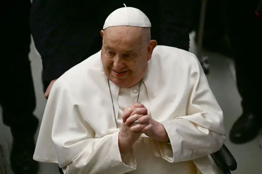 El papa Francisco saluda a la gente al final de la audiencia general semanal, el 12 de febrero de 2025, en la sala Pablo VI del Vaticano. (FILIPPO MONTEFORTE/AFP a través de Getty Images)
