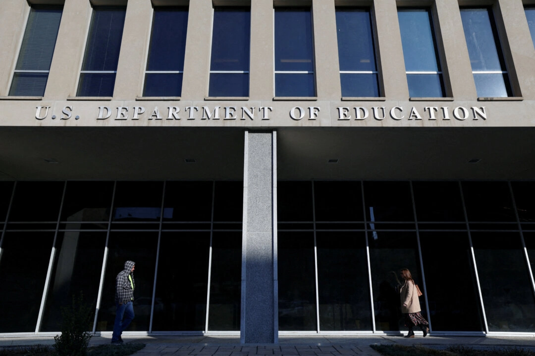 Gente caminando frente al edificio del Departamento de Educación en Washington el 4 de febrero de 2025. (Kevin Lamarque/Reuters/Archivo fotográfico)