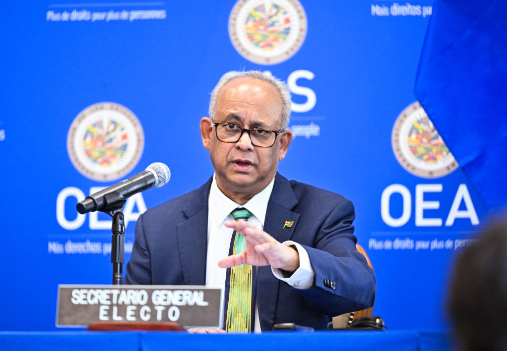 El Secretario General electo de la OEA, Albert Ramdin, habla en una conferencia de prensa tras ser elegido Secretario General de la Organización de los Estados Americanos (OEA) en la sede de la OEA en Washington, DC, el 10 de marzo de 2025. (ROBERTO SCHMIDT/AFP vía Getty Images)