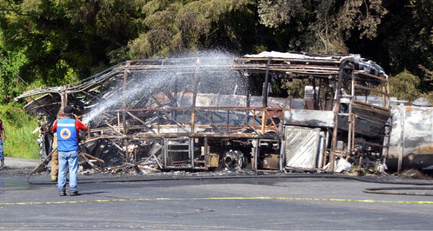 Imagen de archivo de bomberos y rescatistas que trabajan en la zona donde ocurrió un accidente con un autobús de pasajeros que quedó calcinado. (EFE/José Martínez)