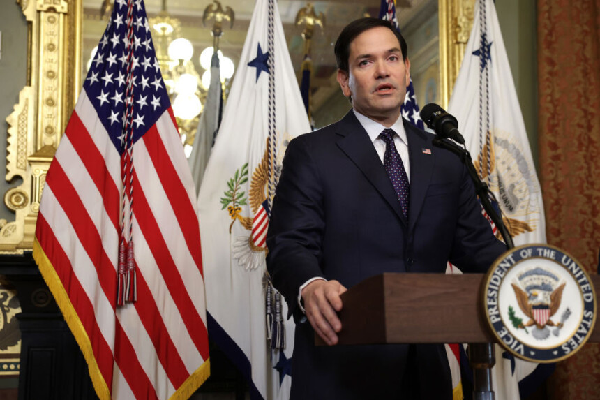 El Secretario de Estado de EE.UU. Marco Rubio habla en una ceremonia de juramento en la oficina ceremonial del Vicepresidente en el Edificio de Oficinas Ejecutivas Eisenhower el 21 de enero de 2025 en Washington, DC. (Alex Wong/Getty Images)