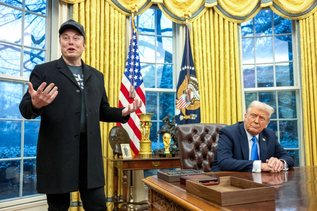 Elon Musk (Izq.) habla mientras el presidente Donald Trump observa en la Oficina Oval de la Casa Blanca, el 11 de febrero de 2025. (Jim Watson/AFP vía Getty Images)