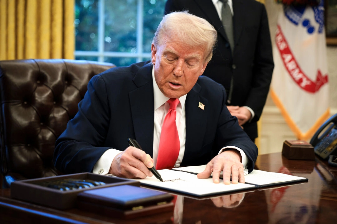 El presidente Trump firma una orden ejecutiva en el Despacho Oval el 25 de febrero de 2025. (Alex Wong/Getty Images)