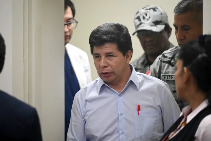 El expresidente de Perú (2021-2022) Pedro Castillo hace un gesto a su llegada a la audiencia de apertura del juicio oral contra él y tres exministros de su gobierno, en la sala de audiencias de la Dirección de Operaciones Especiales de la Policía Nacional (DINOES) en Lima (Perú) el 4 de marzo de 2025. (Ernesto Benavides/AFP vía Getty Images)