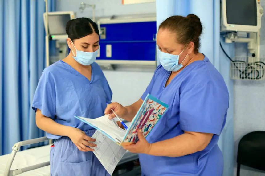 Las enfermeras revisan las notas de un paciente en el Hospital General León el 23 de julio de 2020 en León, México. (Leopoldo Smith/Getty Images)