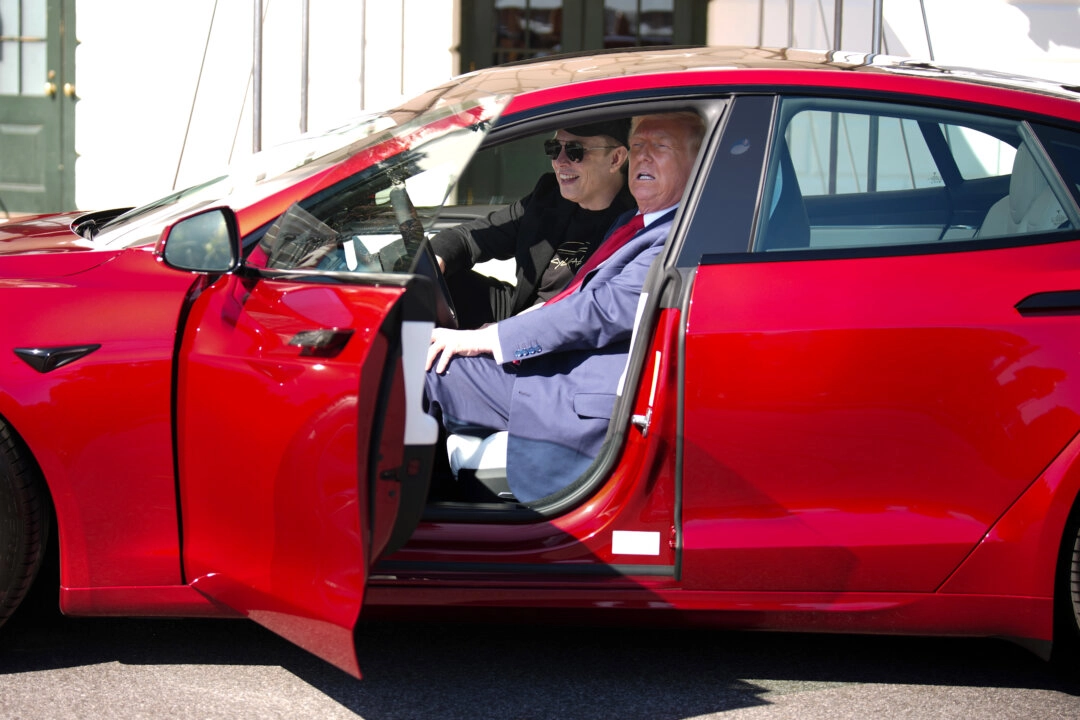 El presidente Donald Trump y el asesor principal de la Casa Blanca, el CEO de Tesla y SpaceX, Elon Musk, sentados en un Tesla Model S en el Jardín Sur de la Casa Blanca el 11 de marzo de 2025. (Andrew Harnik/Getty Images)