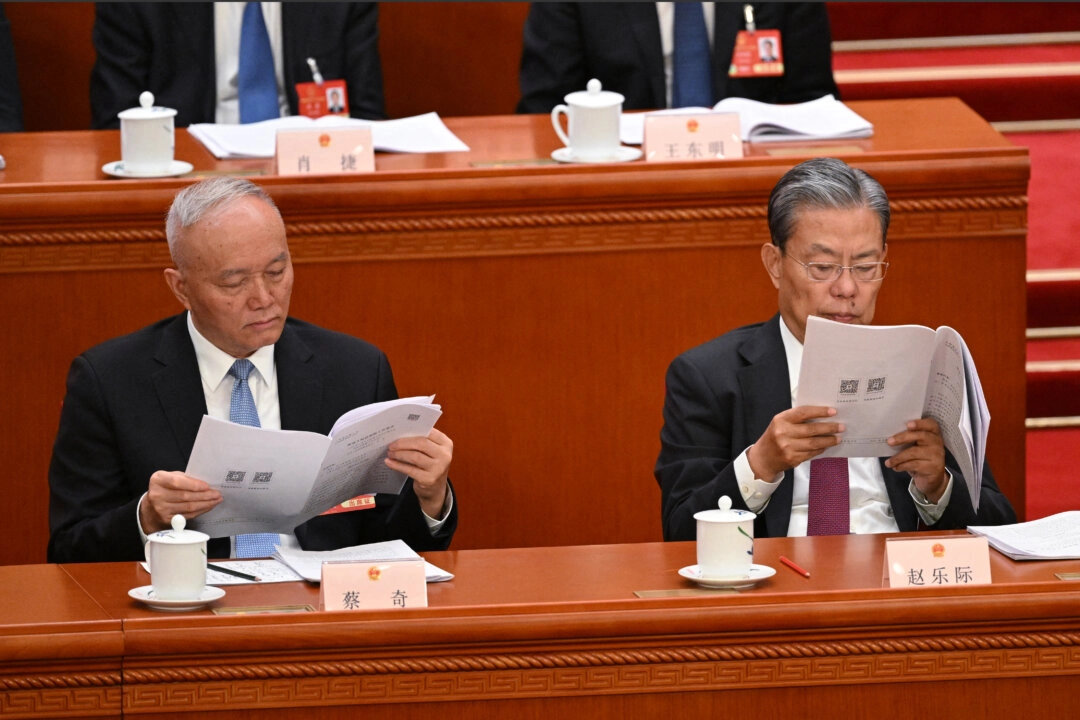 Cai Qi (izq.), miembro del Comité Permanente del Politburó, y Zhao Leji (dcha.), presidente del Comité Permanente de la Asamblea Legislativa de China, leen sendos discursos durante la segunda sesión plenaria de la Asamblea Popular Nacional en el Gran Salón del Pueblo de Beijing el 8 de marzo de 2025. (Greg Baker/AFP vía Getty Images)

