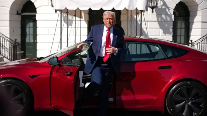 El presidente de Estados Unidos, Donald Trump, se baja de un Tesla Model S en el jardín sur de la Casa Blanca, en Washington, el 11 de marzo de 2025. (Andrew Harnik/Getty Images)