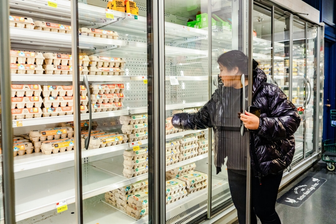 Una mujer mira huevos en una tienda de Nueva York el 17 de febrero de 2025. (Samira Bouaou/The Epoch Times)
