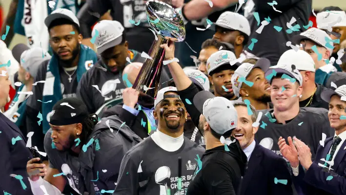 El entrenador en jefe Nick Sirianni de los Philadelphia Eagles celebra con el trofeo Vince Lombardi después de vencer a los Kansas City Chiefs por 40-22 y ganar la Super Bowl LIX en el Caesars Superdome de Nueva Orleans el 9 de febrero de 2025. (Chris Graythen/Getty Images).