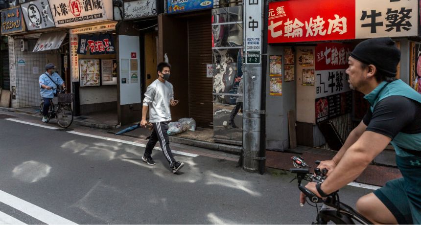 Un hombre con mascarilla camina por la zona de Takadanobaba, el 20 de junio de 2021 en Tokio, Japón. (Yuichi Yamazaki/Getty Images)
